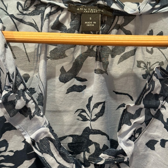 Floral Shirt with ruffle around the nick. - Picture 3 of 6